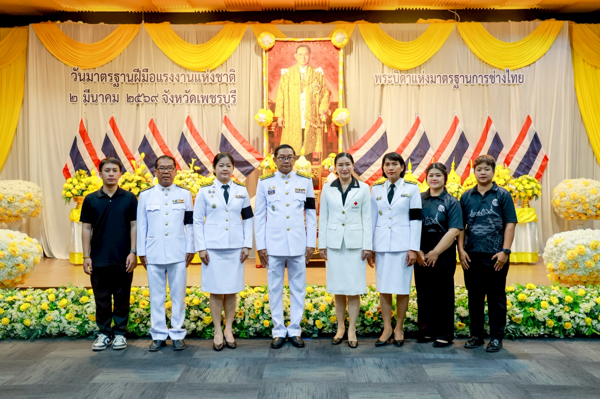 title - ปฏิรูปที่ดินจังหวัดเพชรบุรี พร้อมด้วยเจ้าหน้าที่ ส.ป.ก.เพชรบุรี ร่วมวางพานพุ่มและถวายสักการะแด่พระบาทสมเด็จพระบรมชนกาธิเบศร มหาภูมิพลอดุลยเดชมหาราช บรมนาถบพิตร 